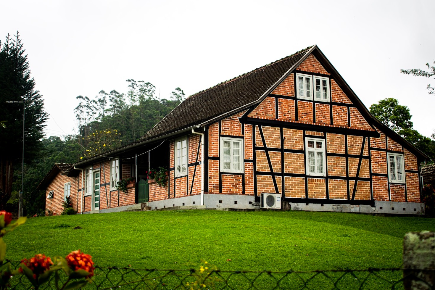 Kombinace dřeva a cihel: stylové interiéry